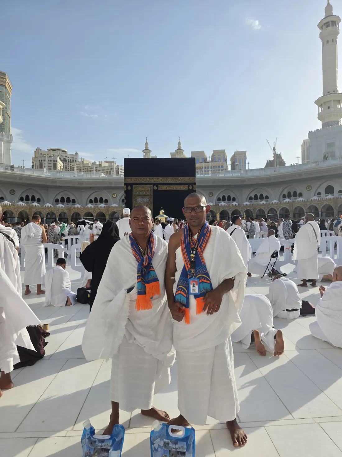Dua jamaah Darussalam berfoto di depan Ka'bah