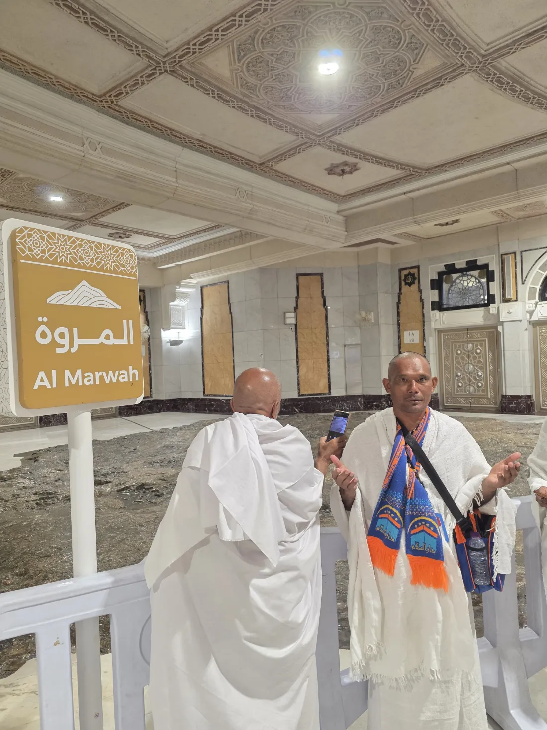 Dua jamaah Darussalam di area sa'i, bukit Marwah