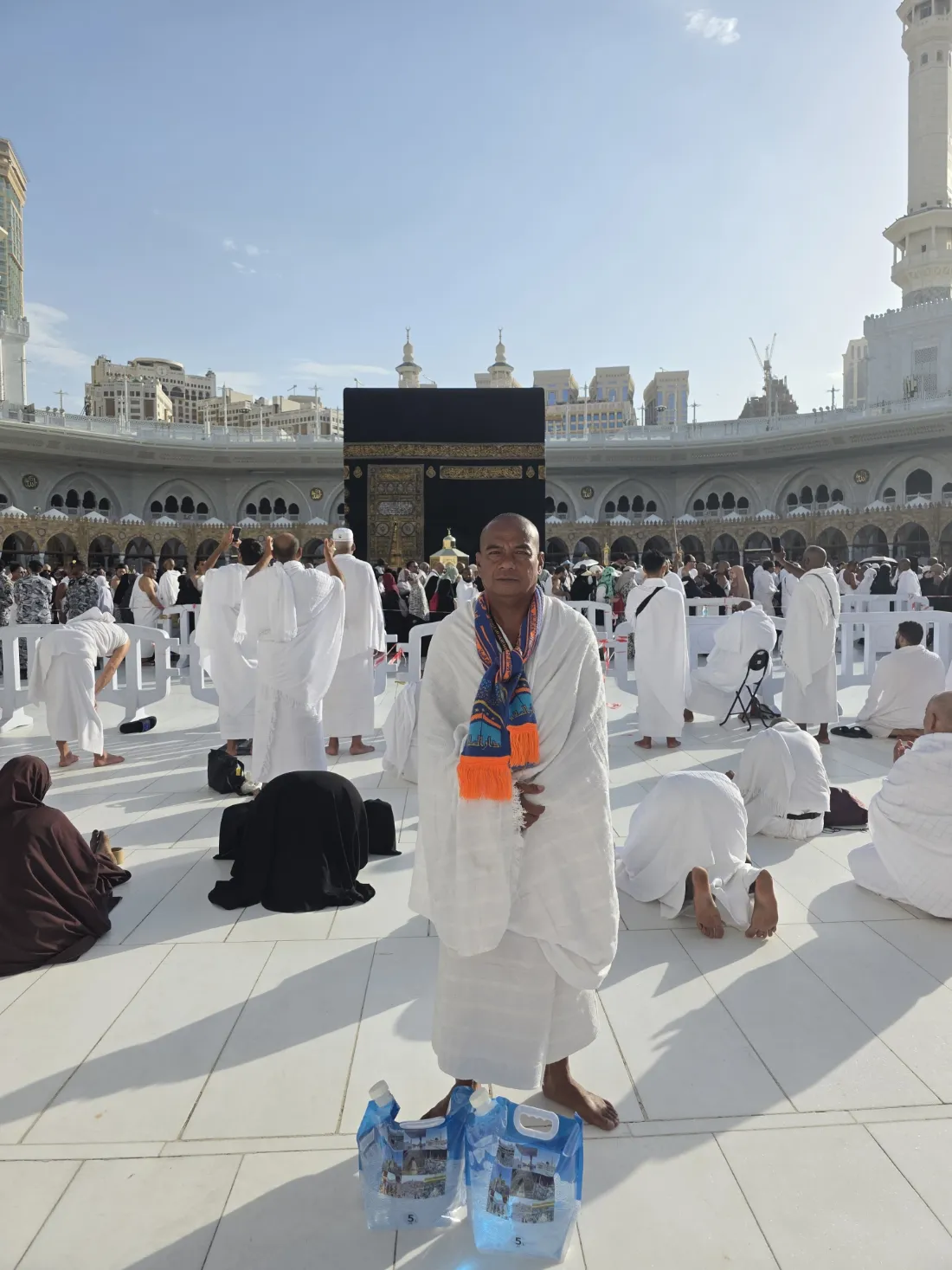 Jamaah Darussalam di pelataran Masjidil Haram